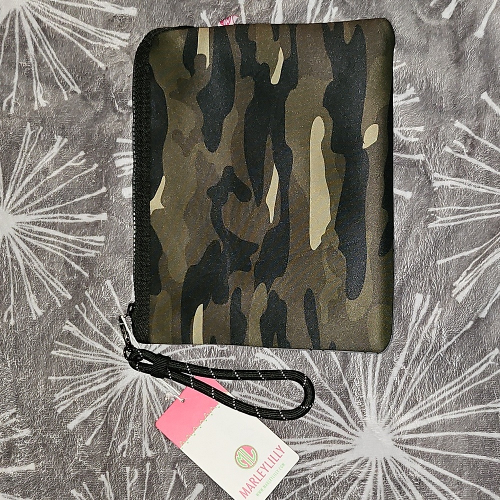🎉HP🎉 Marleylilly Neoprene Wristlet
